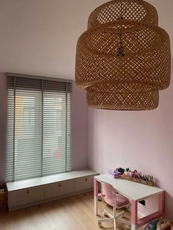 Żaluzje drewniane 50 mm w realizacji na Śląsku - kadr batchowej realizacji żaluzji drewnianych 50 mm na śląsku - ujęcie 23