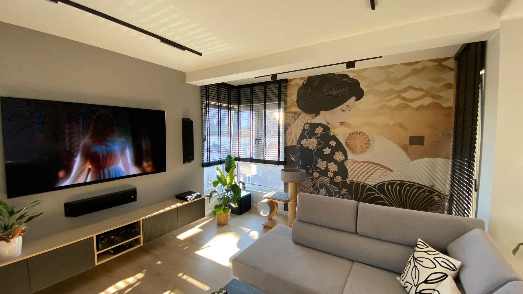 Żaluzje drewniane 50 mm w realizacji w Sosnowcu Pogoni - realizacja żaluzji drewnianych 50 mm w mieszkaniu - ujęcie 2