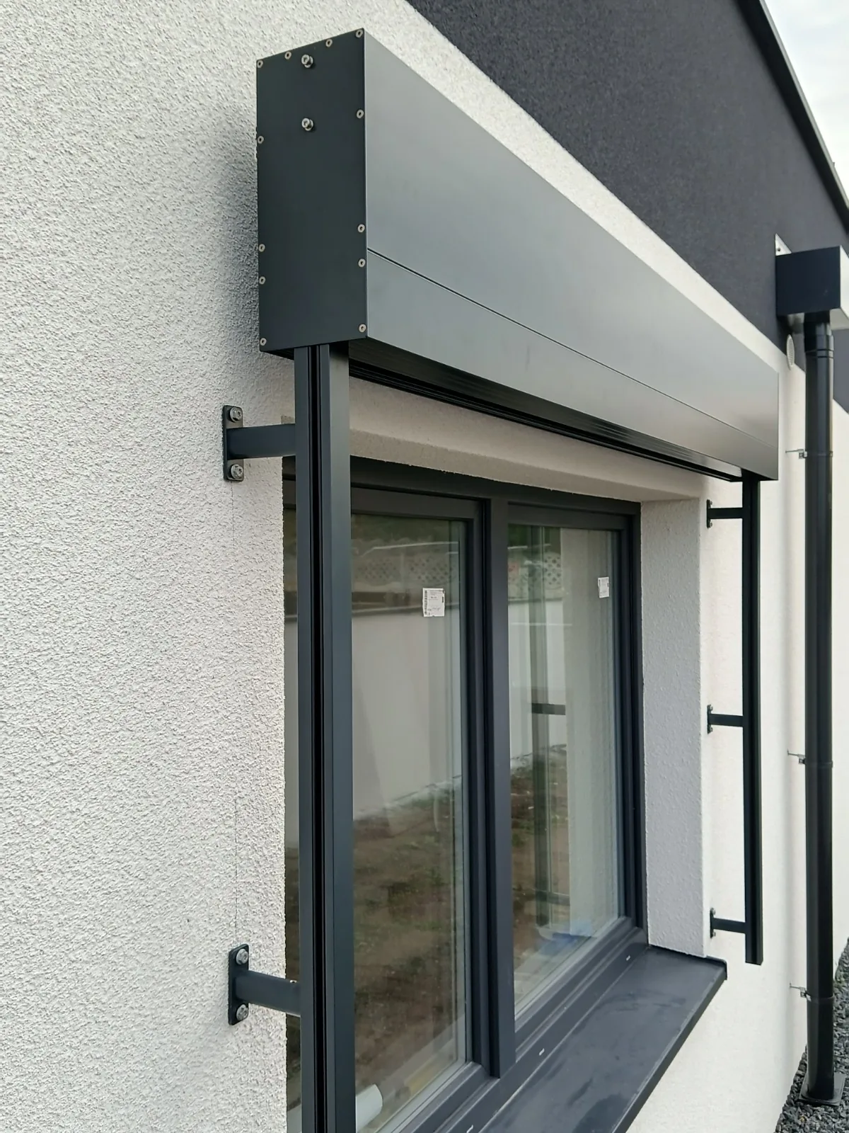 Żaluzje fasadowe C80 Cube w Katowicach - widok ogólny elewacji z żaluzjami