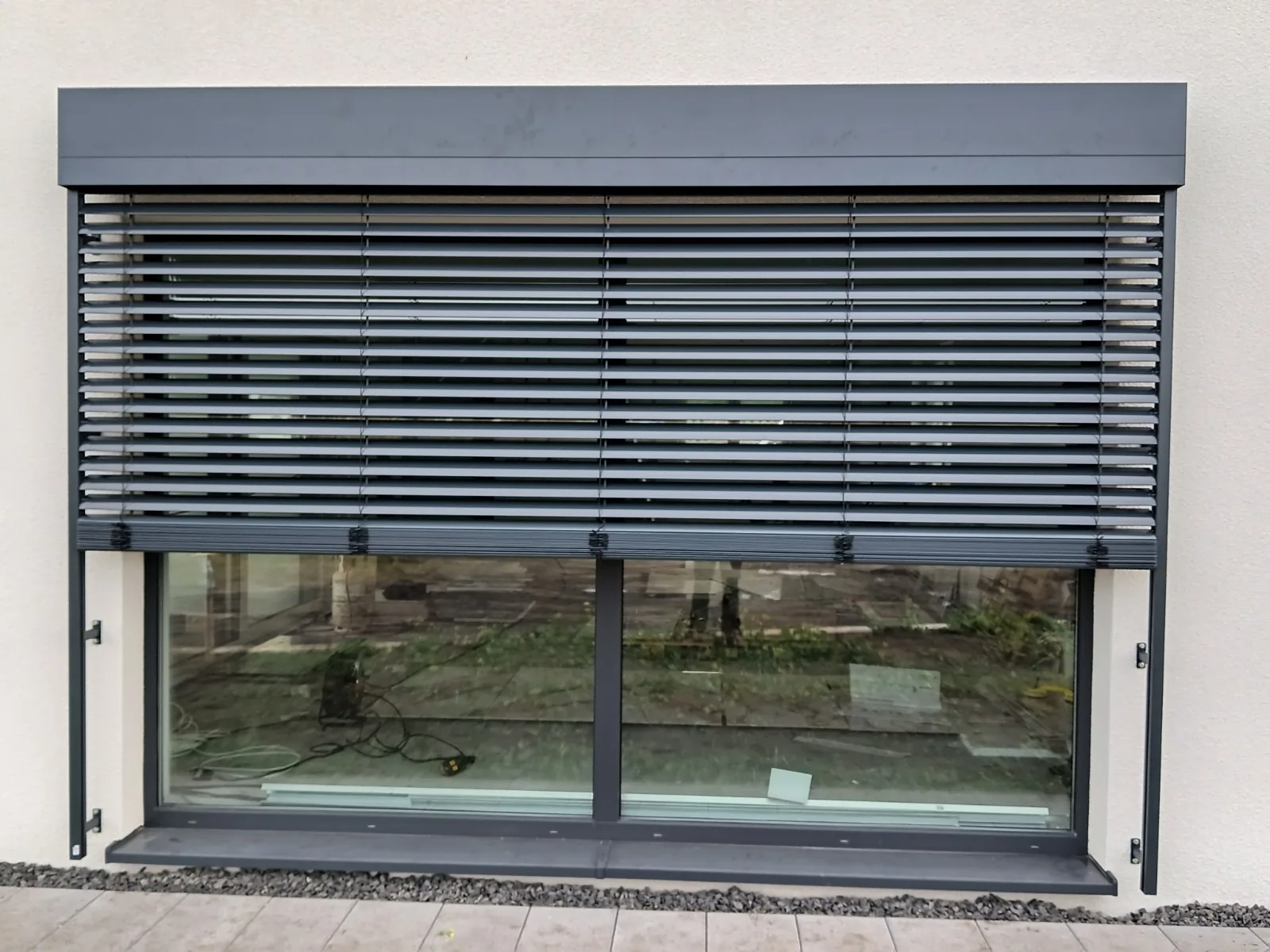 Żaluzje fasadowe C80 Cube w Katowicach - kadr pokazujący pracę lameli przy przeszkleniu