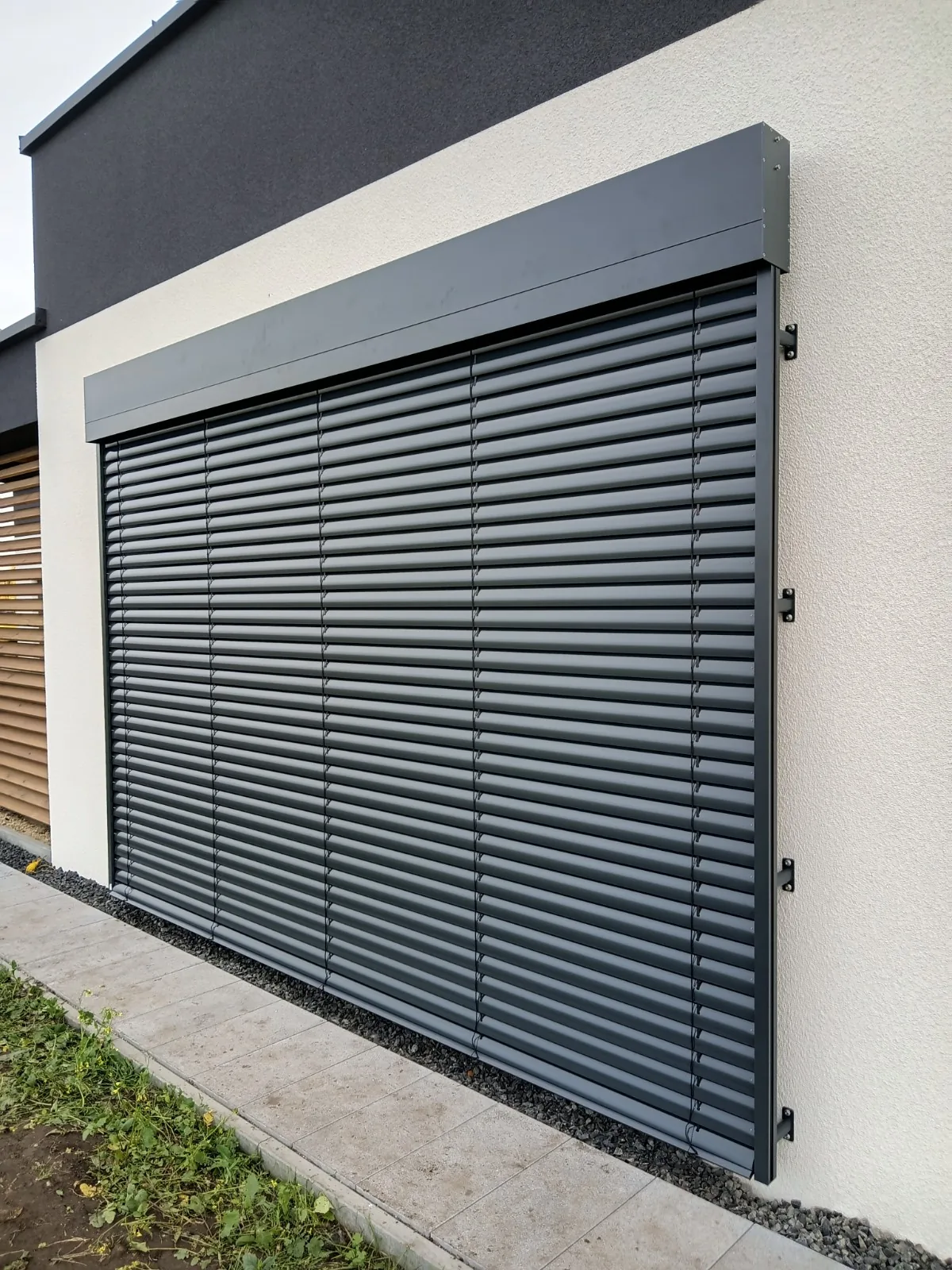 Żaluzje fasadowe C80 Cube w Katowicach - ujęcie boczne z widoczną linią prowadnic