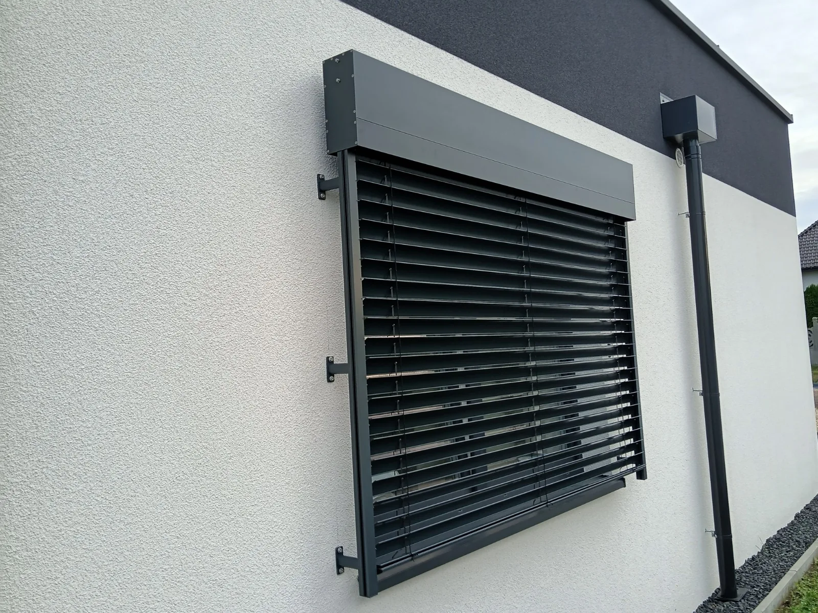 Żaluzje fasadowe C80 Cube w Katowicach - detal kasety i wykończenia systemu