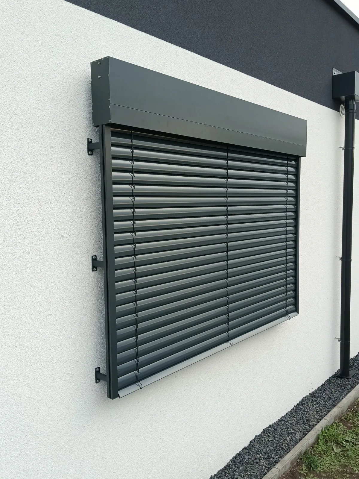 Żaluzje fasadowe C80 Cube w Katowicach - efekt końcowy po dopasowaniu do stolarki