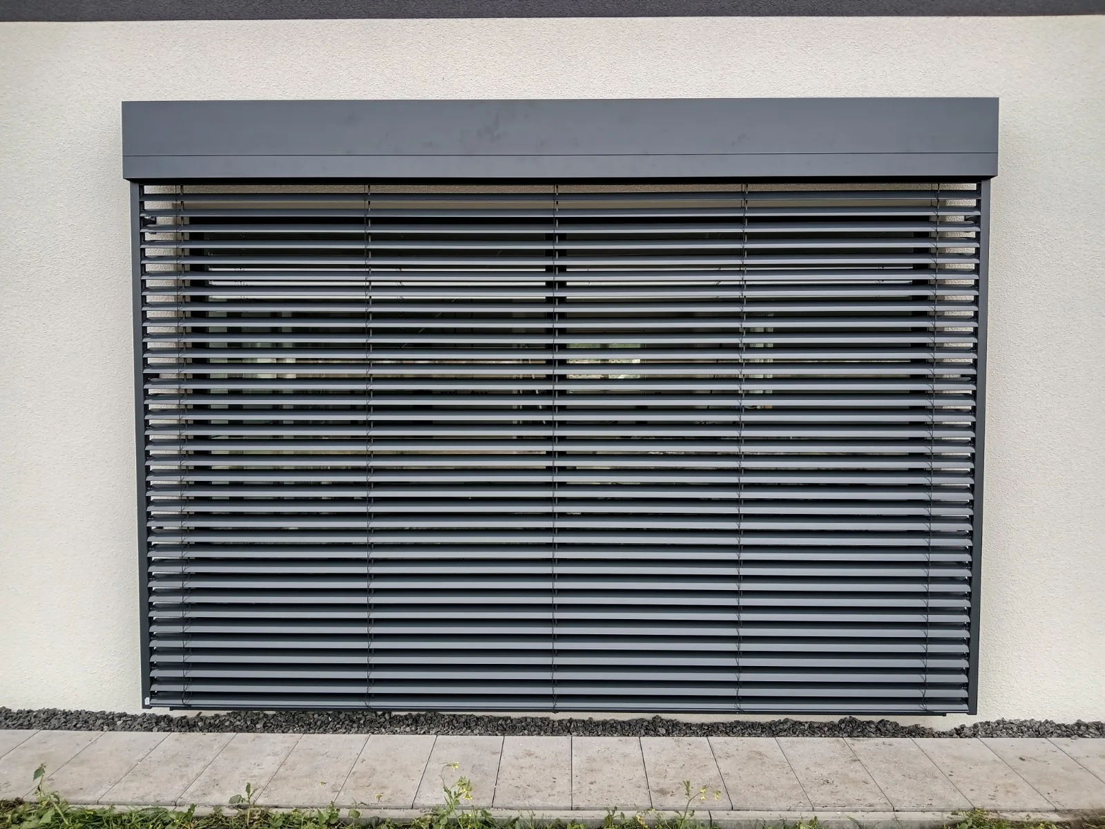 Żaluzje fasadowe C80 Cube w Katowicach - dodatkowy kadr żaluzji fasadowych od strony elewacji