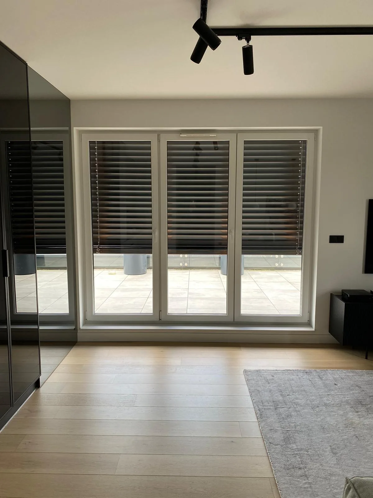 Żaluzje fasadowe C80 Cube w Katowicach - uzupełniające ujęcie realizacji przy dużym przeszkleniu