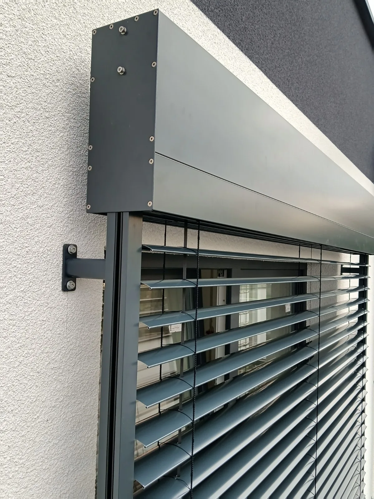 Żaluzje fasadowe C80 Cube w realizacji na Śląsku - widok elewacji z żaluzjami fasadowymi