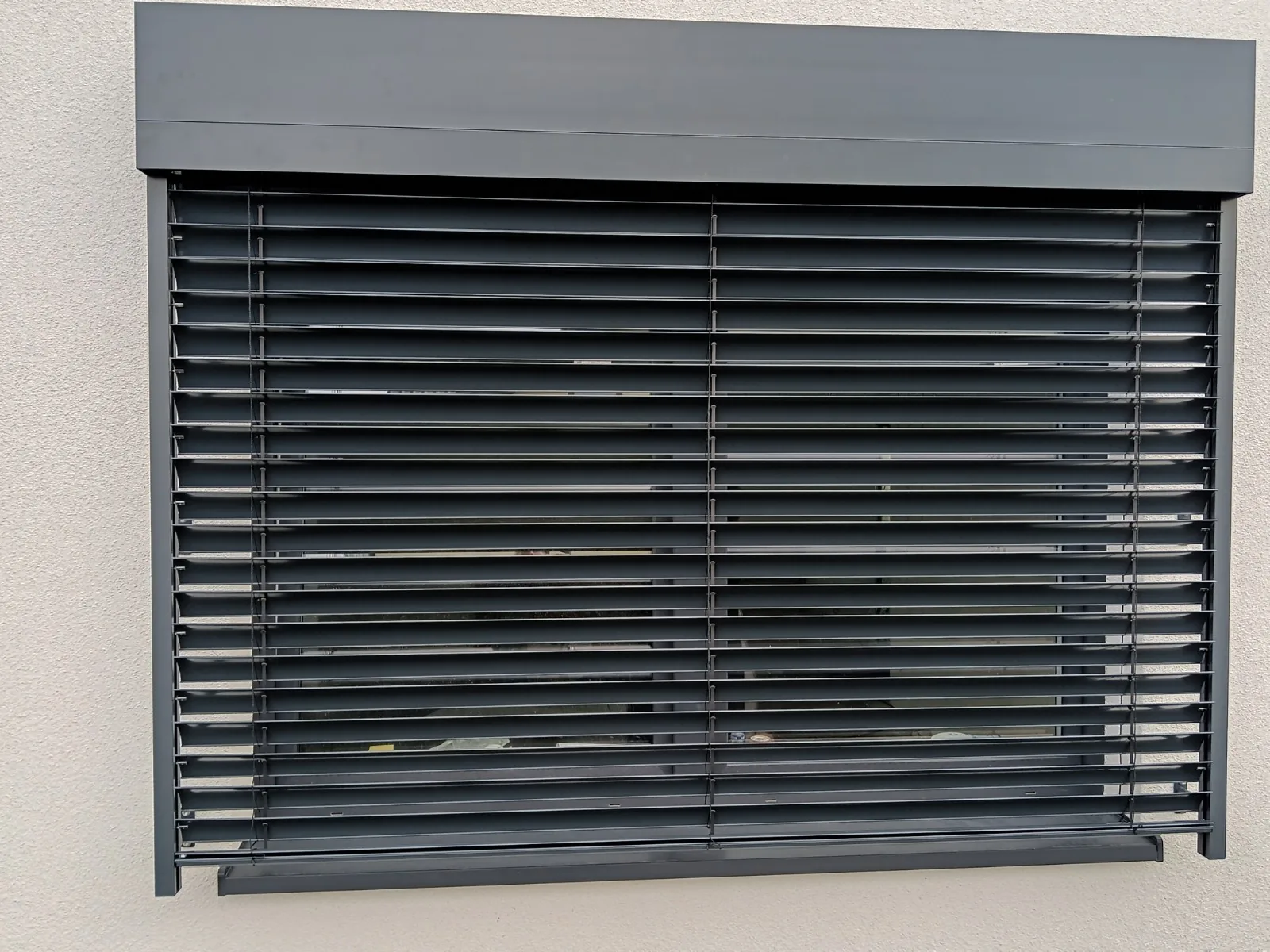 Żaluzje fasadowe C80 Cube w realizacji na Śląsku - kadr pracy lameli przy dużym przeszkleniu