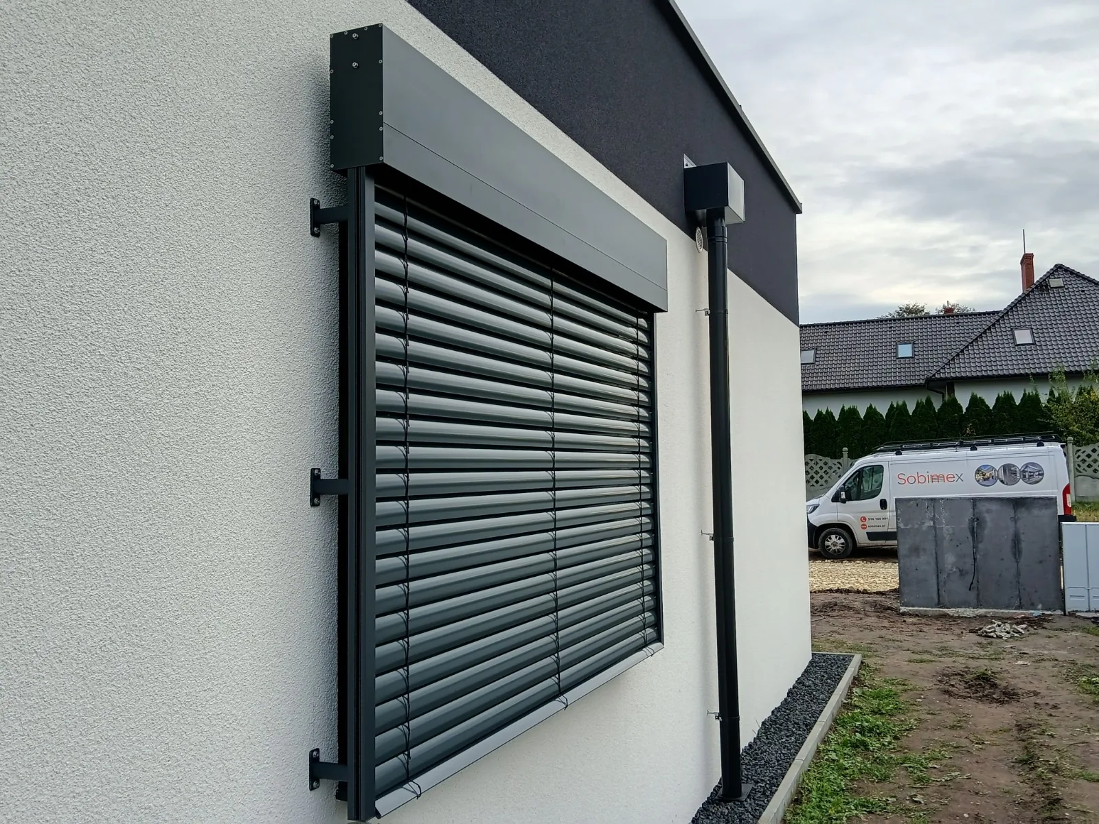 Żaluzje fasadowe C80 Cube w realizacji na Śląsku - efekt końcowy po dopasowaniu do elewacji