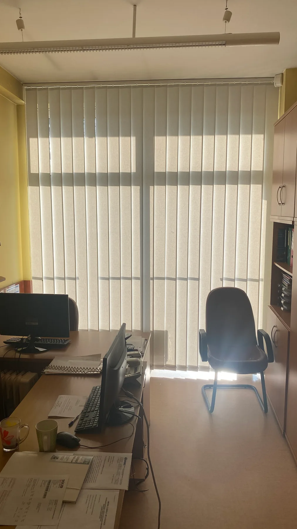 Żaluzje pionowe w gabinecie biurowym w realizacji w Będzinie - kadr pokazujący pracę lameli przy stanowiskach biurowych