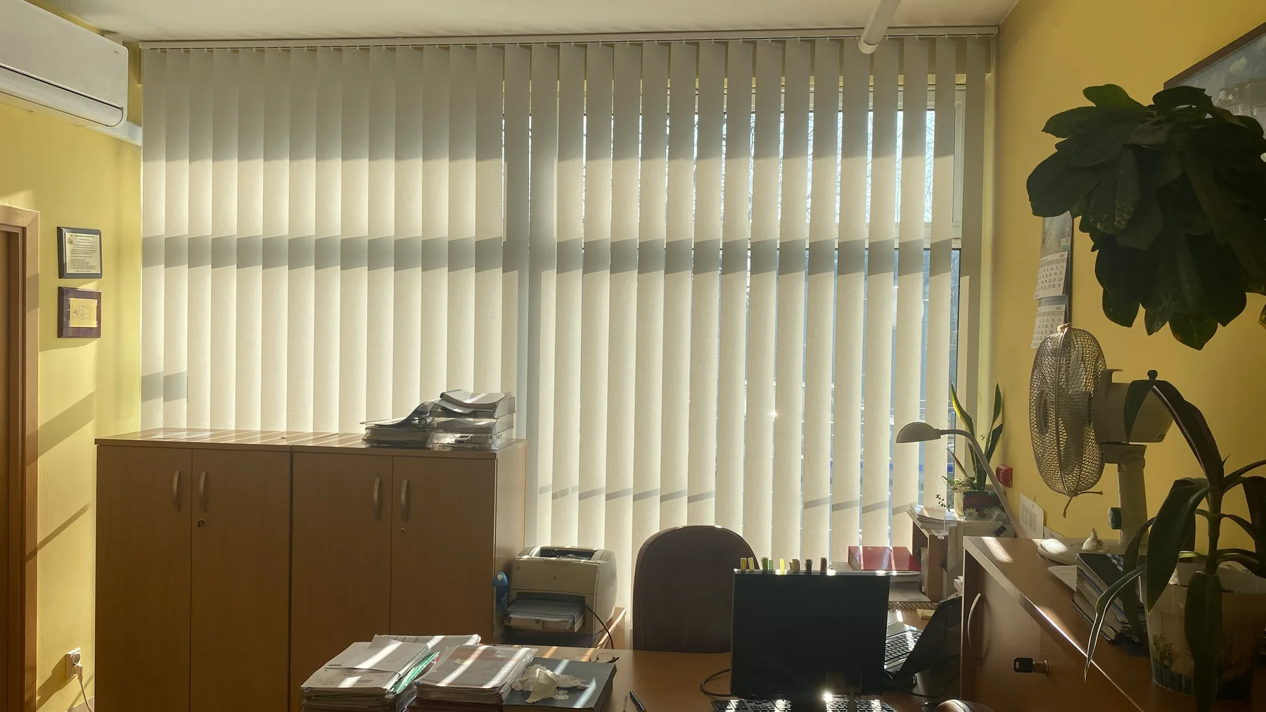 Żaluzje pionowe w gabinecie biurowym w realizacji w Będzinie - efekt końcowy po montażu żaluzji pionowych w gabinecie