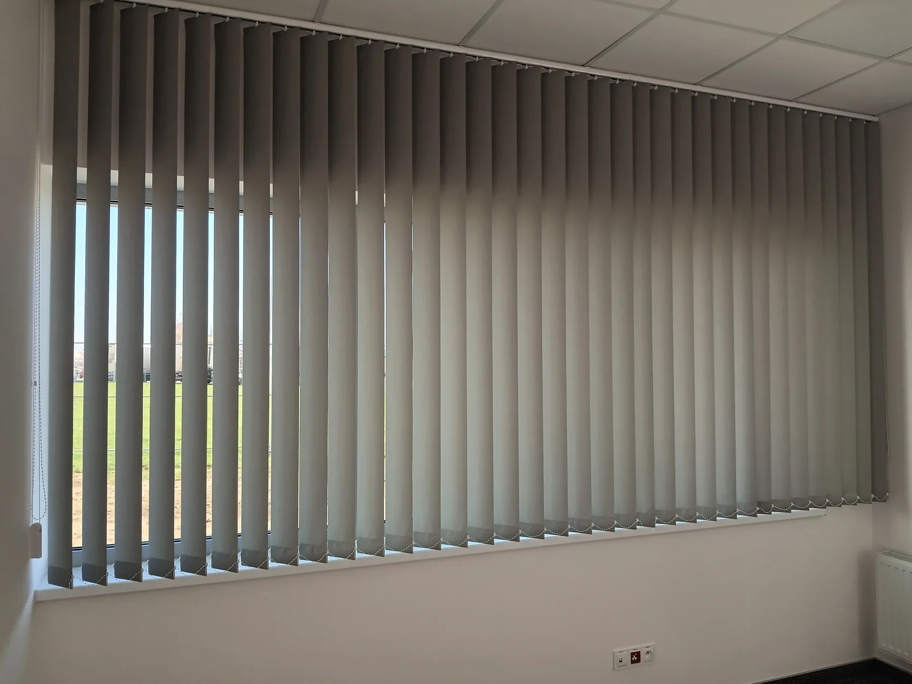 Żaluzje pionowe 127 mm w Czeladzi - dodatkowy kadr realizacji verticali magazynowych w czeladzi - ujęcie 2