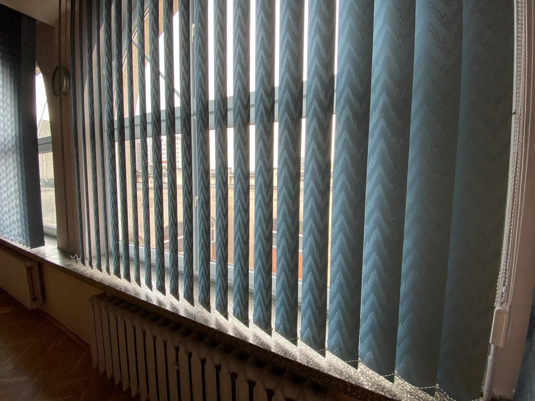 Żaluzje pionowe w sali konferencyjnej w realizacji w Rudzie Śląskiej - zbliżenie lameli przy dużym oknie w sali konferencyjnej