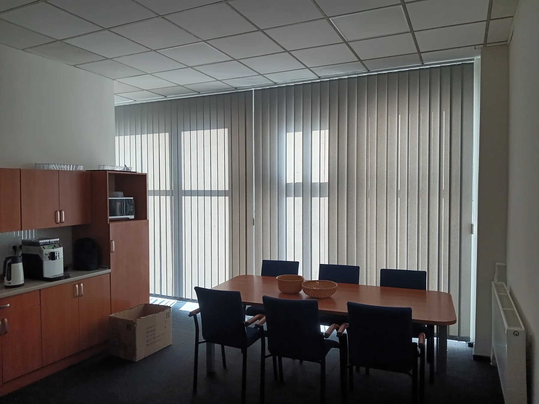 Żaluzje pionowe w sali konferencyjnej w realizacji w Rudzie Śląskiej - widok przestrzeni spotkań z żaluzjami pionowymi po montażu