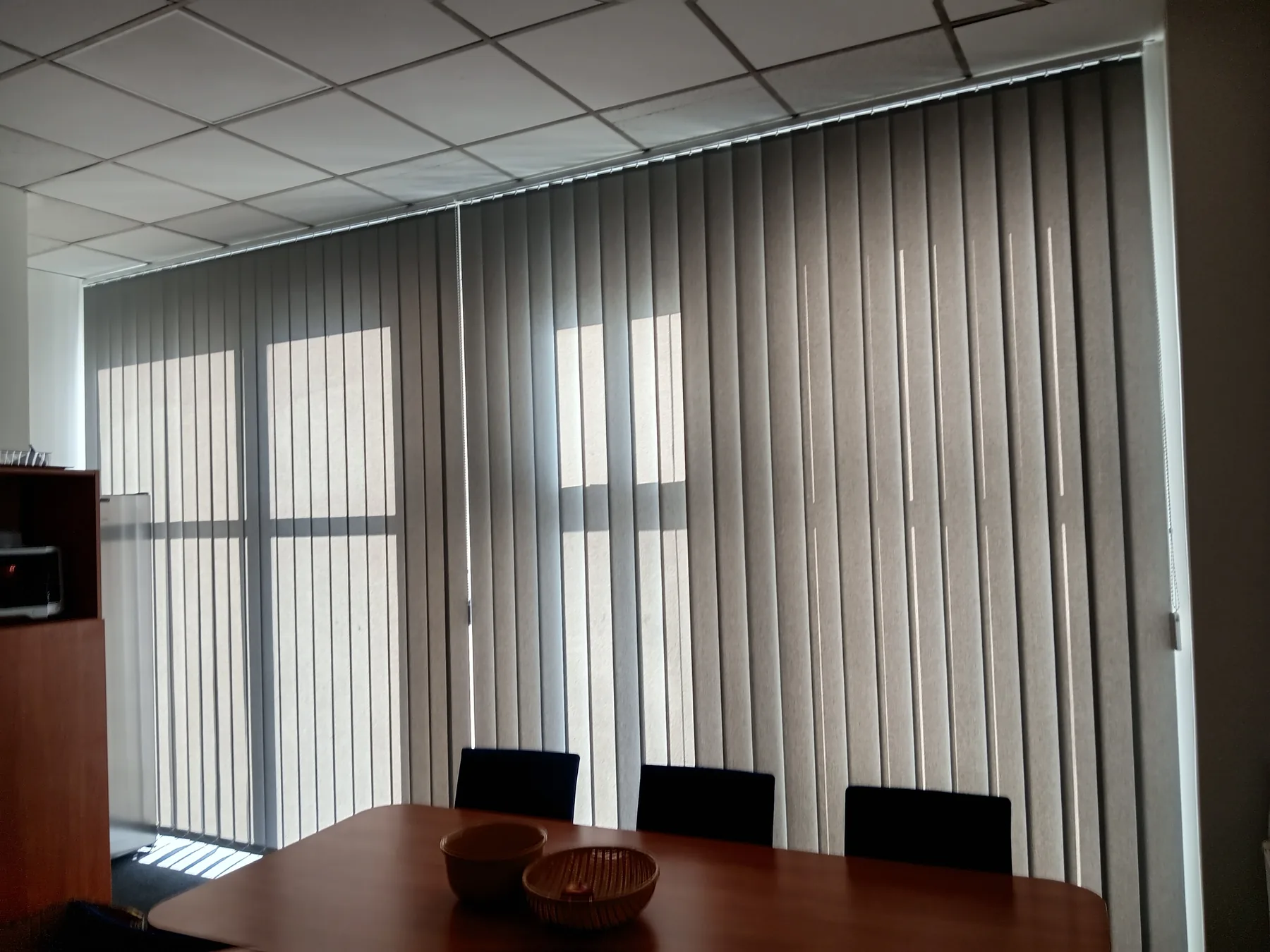 Żaluzje pionowe w sali konferencyjnej w realizacji w Rudzie Śląskiej - efekt końcowy verticali w przestrzeni biurowej