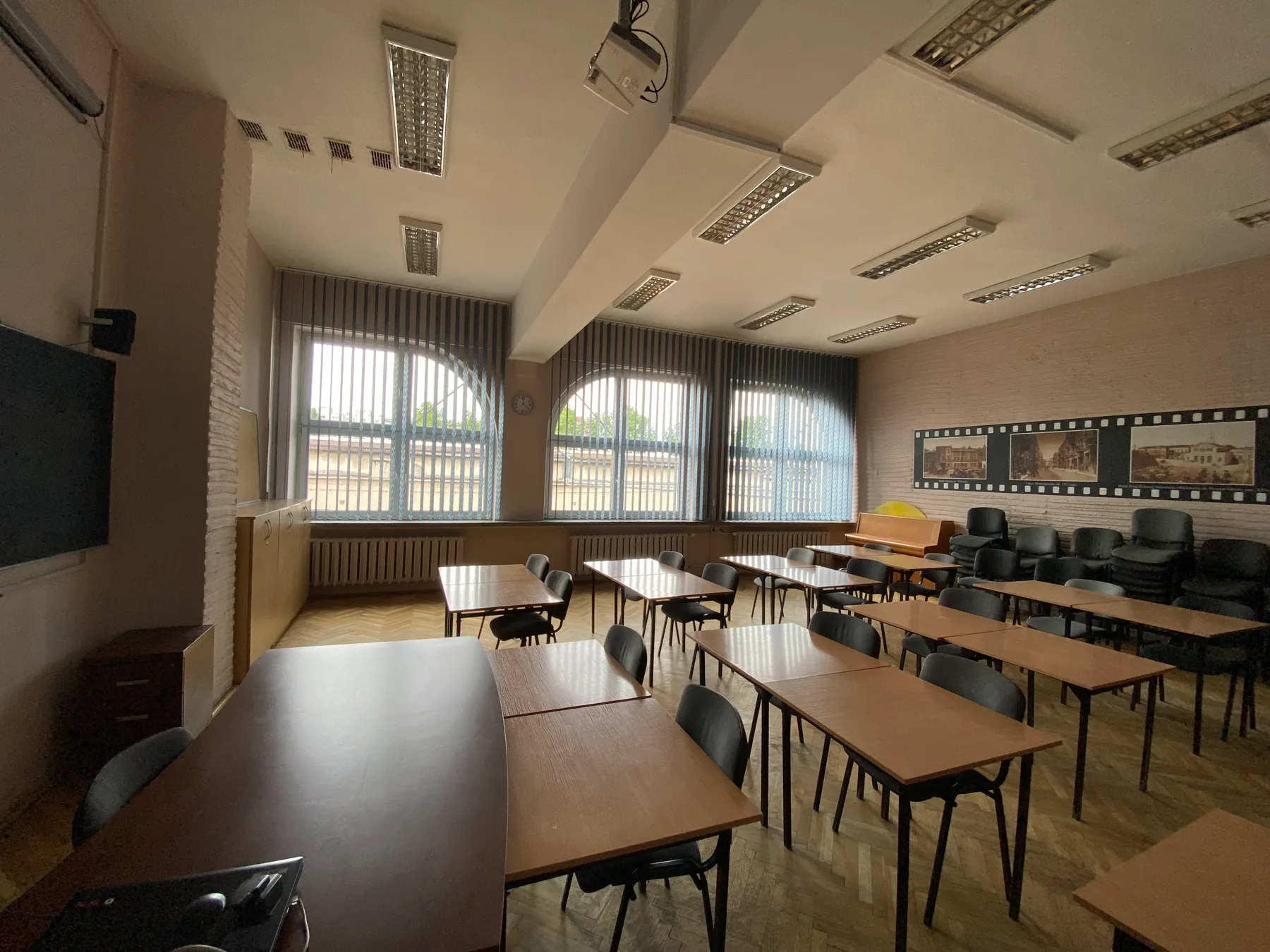 Żaluzje pionowe 127 mm w realizacji na Śląsku - kadr dodatkowej realizacji żaluzji pionowych 127 mm na śląsku - ujęcie 2