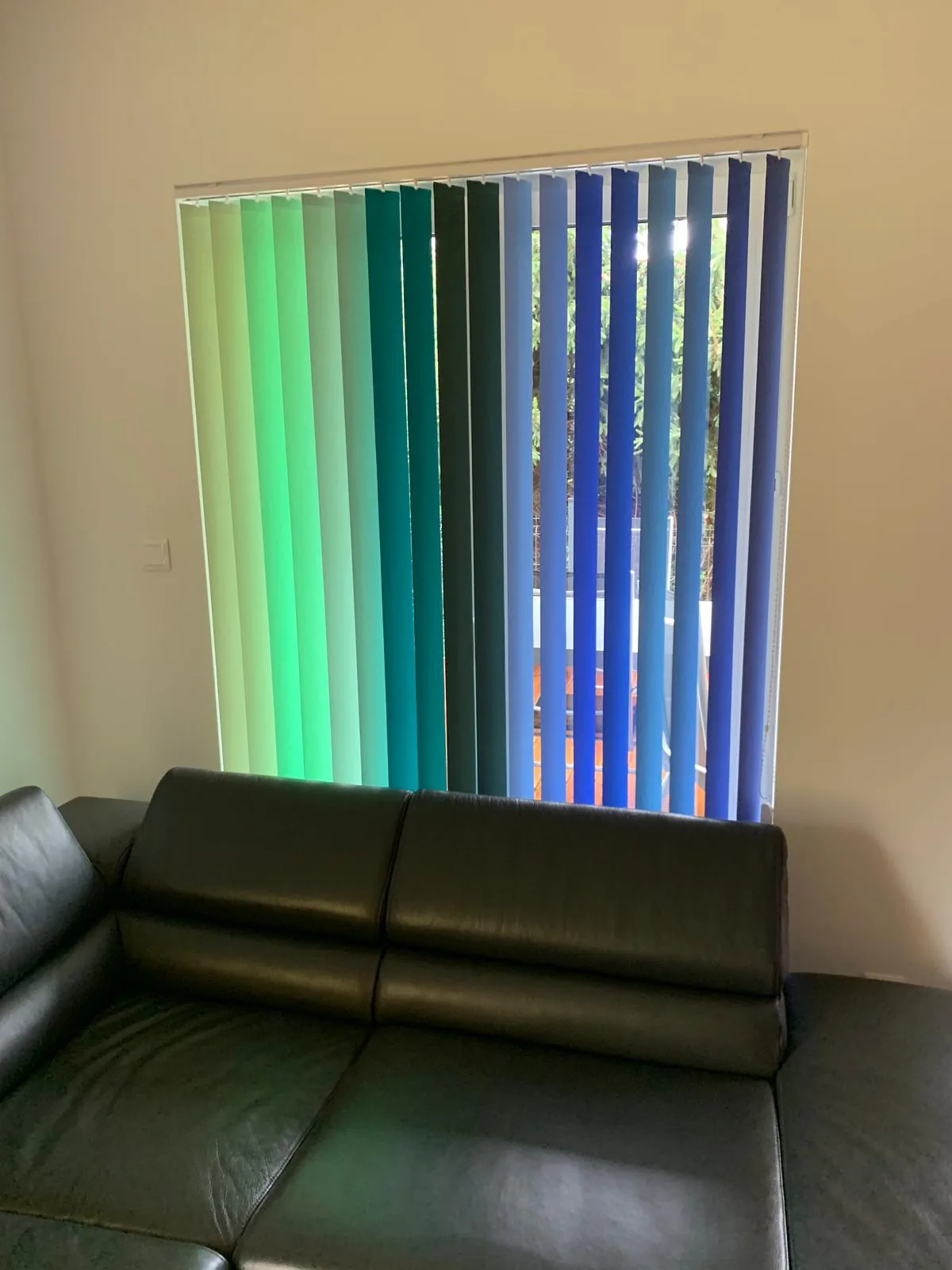 Żaluzje pionowe z kolorowymi lamelami w realizacji na Śląsku - efekt końcowy przy zielono-niebieskim zestawie lameli