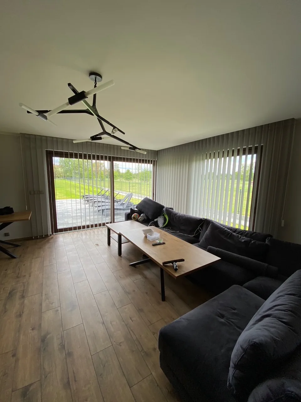 Żaluzje pionowe przy szerokim przeszkleniu w realizacji w Tarnowskich Górach - efekt końcowy żaluzji pionowych w strefie dziennej