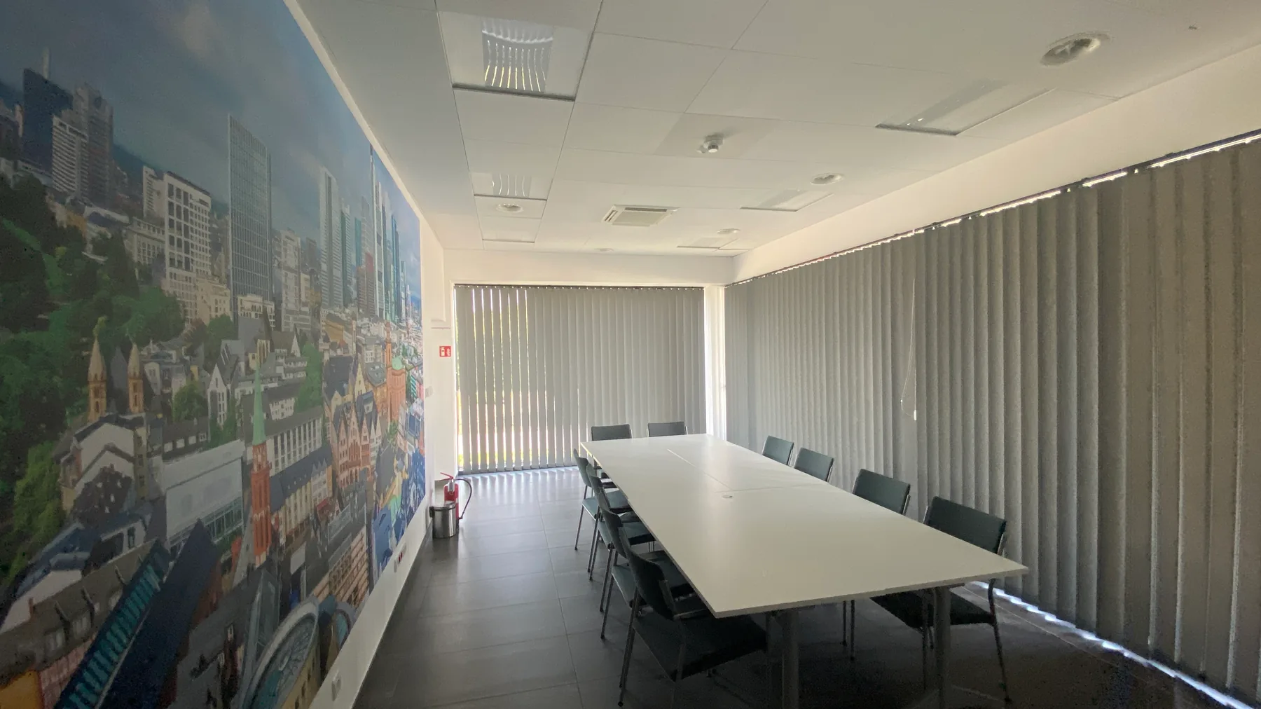 Żaluzje pionowe 127 mm w Zawierciu - kadr pokazujący osłonę na dużym oknie