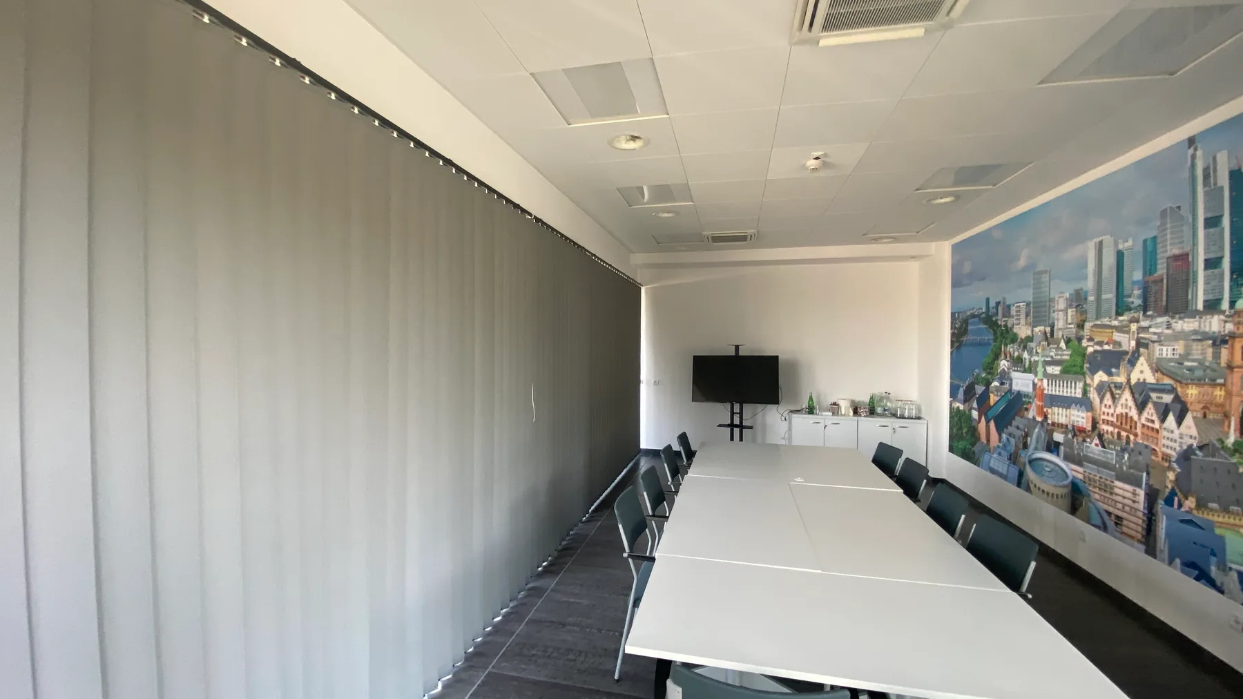 Żaluzje pionowe 127 mm w Zawierciu - ujęcie lameli przy częściowym otwarciu