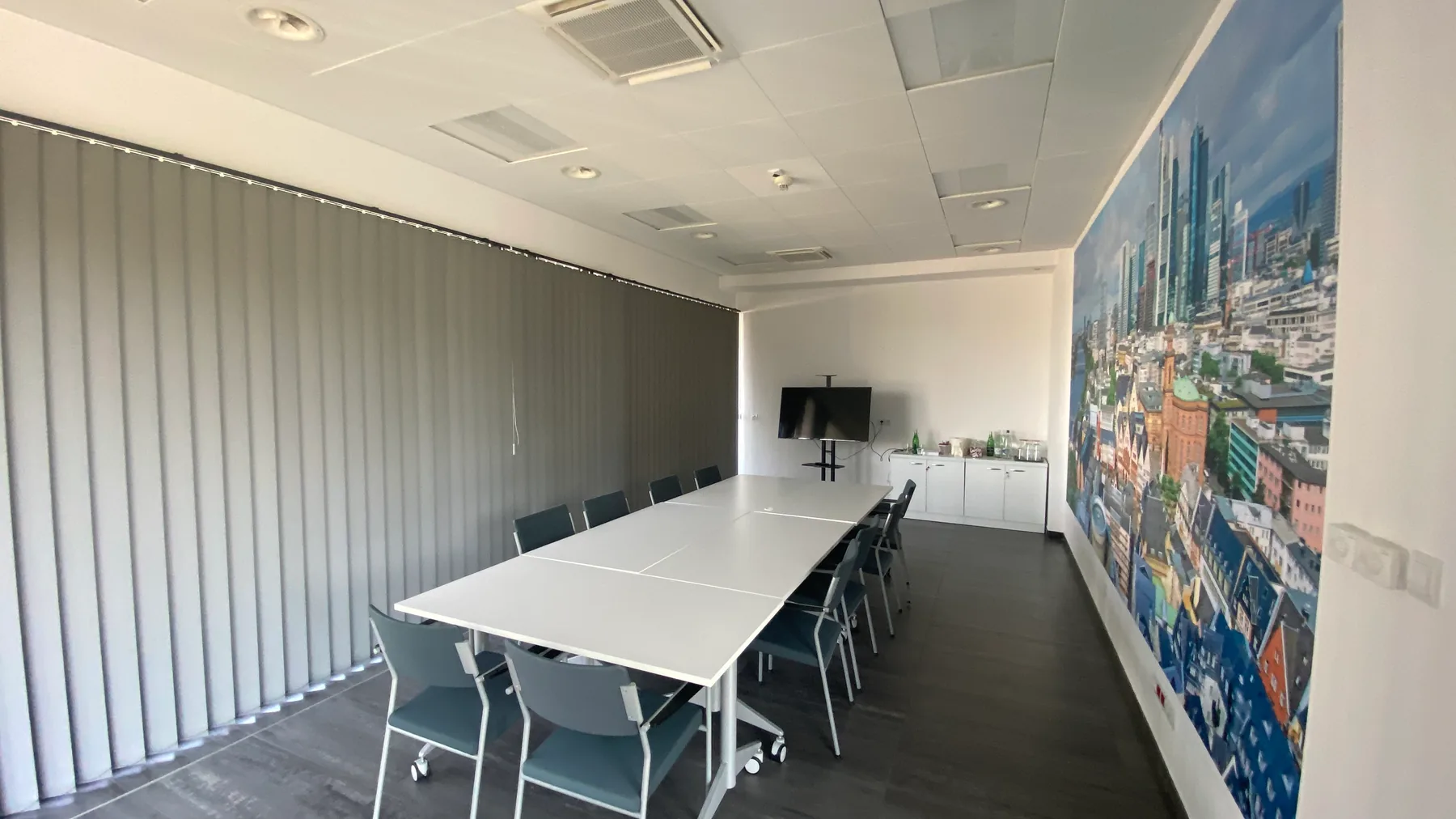 Żaluzje pionowe 127 mm w Zawierciu - detal prowadzenia tkanin i szyny