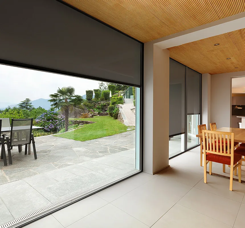 Konstrukcja oparta na kwadratowej kasecie jest lekka w formie i spójna kolorystycznie.